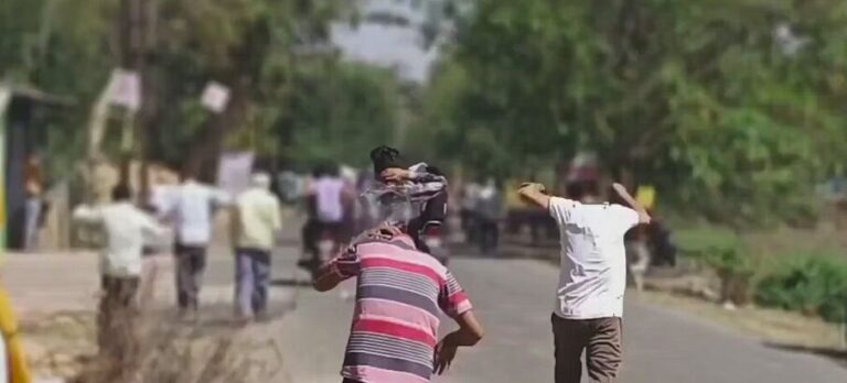 शवयात्रा में अचानक मची भगदड़, बीच सड़क पर अर्थी छोड़ भागे लोग
