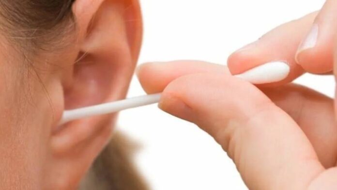 How To Clean Ear Wax: कान की सफाई में की एक छोटी गलती, और चली गई सुनने की ताकत! मानसून में बढ़ा खतरा