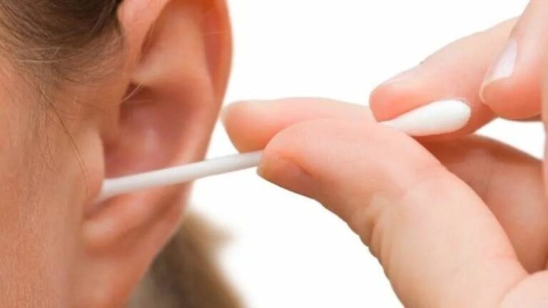 How To Clean Ear Wax: कान की सफाई में की एक छोटी गलती, और चली गई सुनने की ताकत! मानसून में बढ़ा खतरा