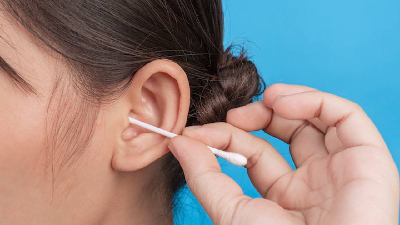 How To Clean Ear Wax: कान की सफाई में की एक छोटी गलती, और चली गई सुनने की ताकत! मानसून में बढ़ा खतरा