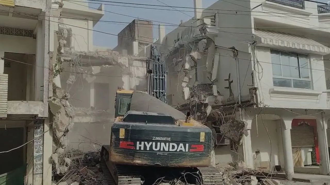 MP News: उज्जैन में बड़ी कार्रवाई! महाकाल की नगरी में चला बुलडोजर, बेगम बाग की अवैध इमारतें ध्वस्त
