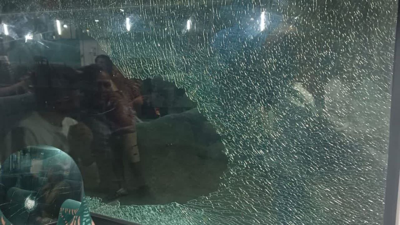 MP News: तेज रफ्तार शताब्दी पर दोहरी मार, पथराव से हिल गया सफर, शीशे टूटे और थम गई ट्रेन