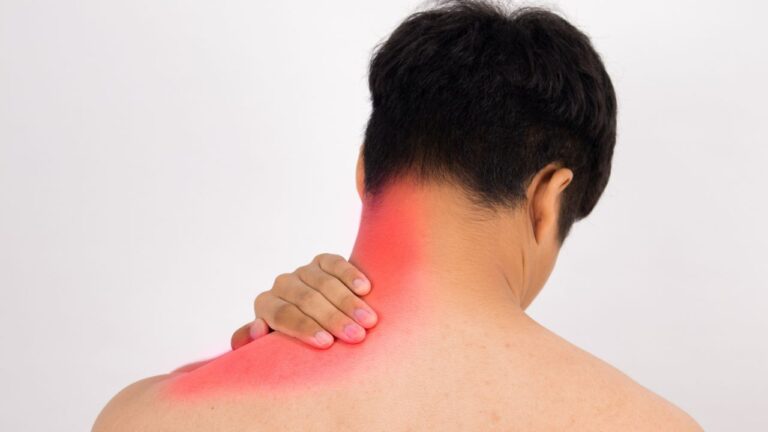 Shoulder Pain: कंधे का दर्द नहीं है मामूली बात हो सकता है गंभीर बीमारी का संकेत! जानिए डॉक्टर की सलाह