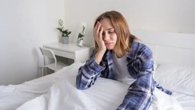 Weakness Fatigue In Morning: पूरी रात सोने के बाद भी थकान क्यों नहीं जाती जानिए इस आलस के पीछे छिपी है कौन सी गुप्त बीमारी