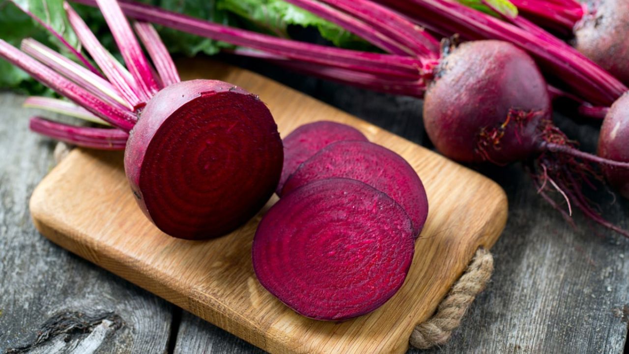Beetroot: सेहतमंद समझकर खा रहे हैं चुकंदर? हड्डियों में कमजोरी और लीवर में सूजन, चुपके से कर सकता है बीटरूट हमला!