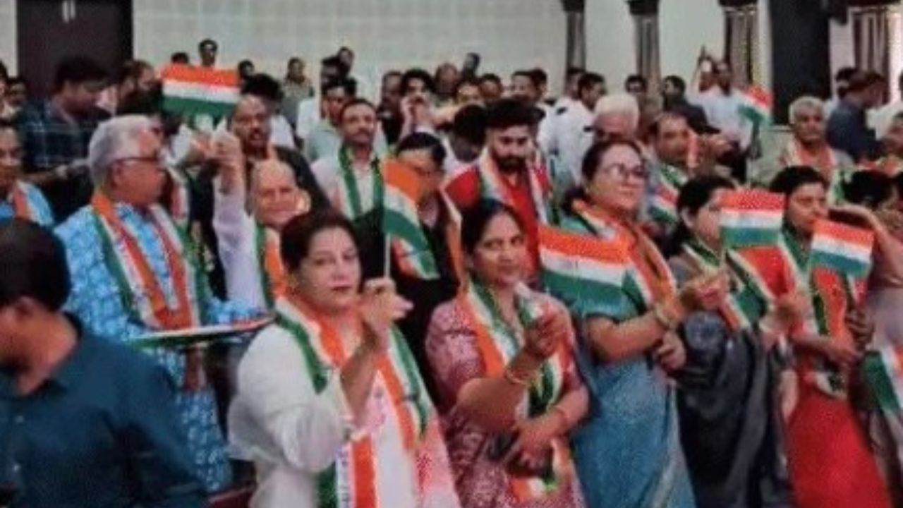 MP News: अहिल्या चैंबर ऑफ कॉमर्स ने कराया ‘वोकल फॉर लोकल’ शपथ ग्रहण समारोह, व्यापार जगत में देशभक्ति का जज्बा