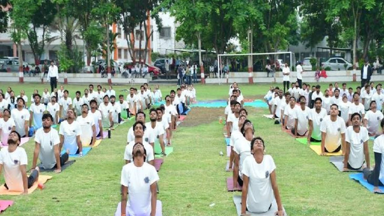 Indore News: इंदौर में कल योग की महापर्व पर ऐतिहासिक जुटान, सुबह 6 बजे राजवाड़ा बनेगा ध्यान केंद्र!