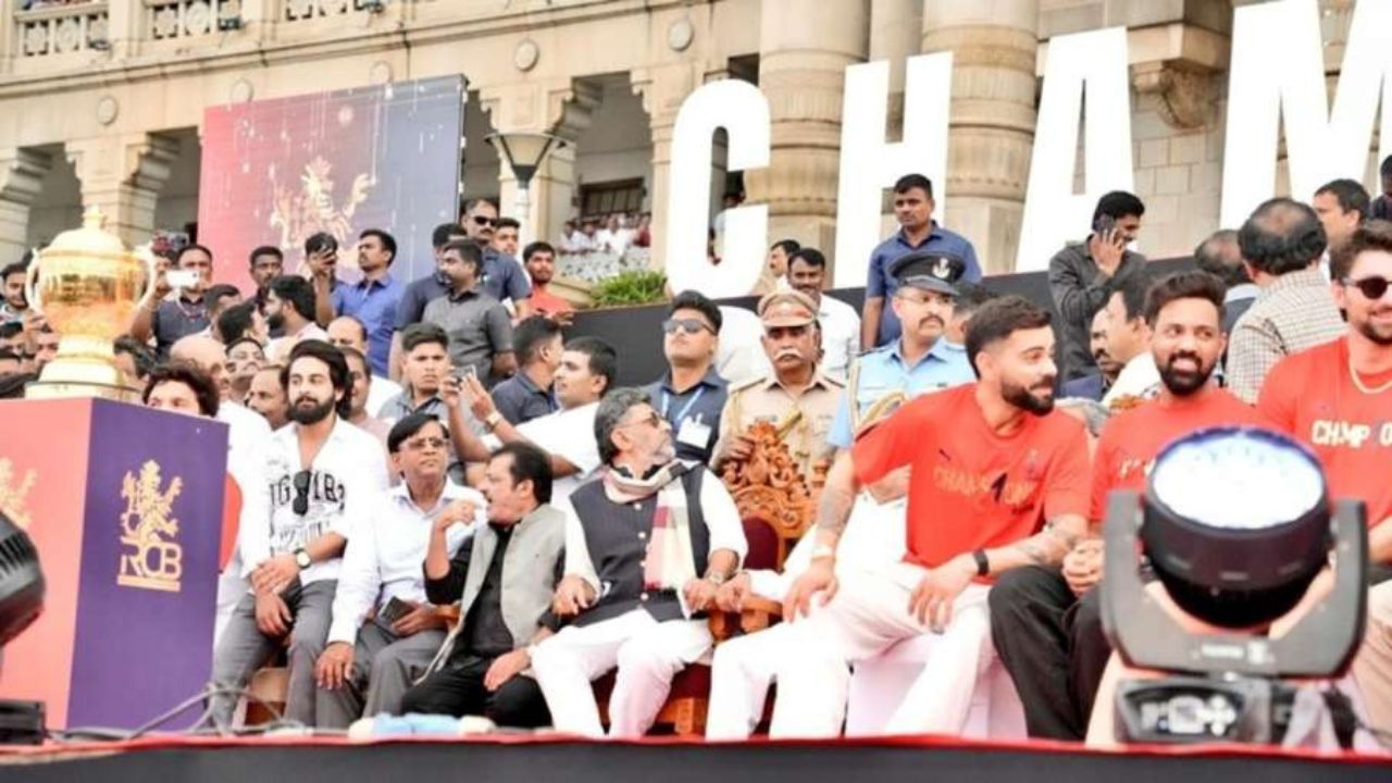 Bengaluru Stampede: जब जनता चीख रही थी, तब मंच पर मुस्कुरा रहा था मंत्री का पुत्र! क्या VIP ट्रीटमेंट ने छीन ली आम लोगों की साँसें? 