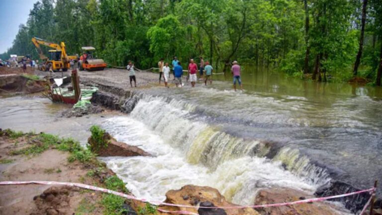 North East Floods: बाढ़ में डूबा पूर्वोत्तर! एक हफ्ते में 50 मौतें, बाढ़ का कहर या सिस्टम की नाकामी? 6.79 लाख लोग बेहाल