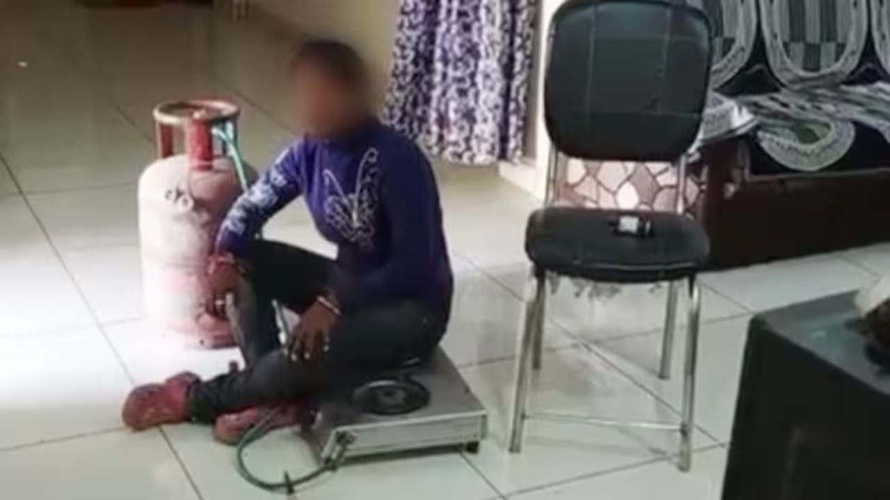 MP News: हथौड़ा लेकर पहुंची महिला और चूल्हे पर बैठकर दे दी आग लगाने की धमकी! महिला ने पार कर दी सारी हदें