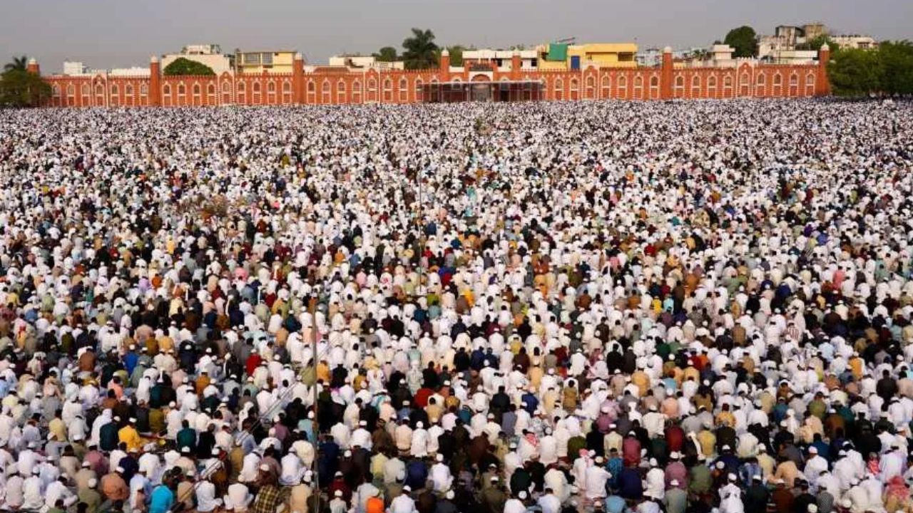Eid-ul-Adha 2025: भोपाल में हजारों मुसलमानों ने देश और फिलिस्तीन की सलामती के लिए पढ़ी नमाज! बकरीद की सुबह का नजारा हुआ बेहद खास