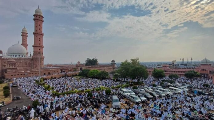 Eid-ul-Adha 2025: भोपाल में हजारों मुसलमानों ने देश और फिलिस्तीन की सलामती के लिए पढ़ी नमाज! बकरीद की सुबह का नजारा हुआ बेहद खास