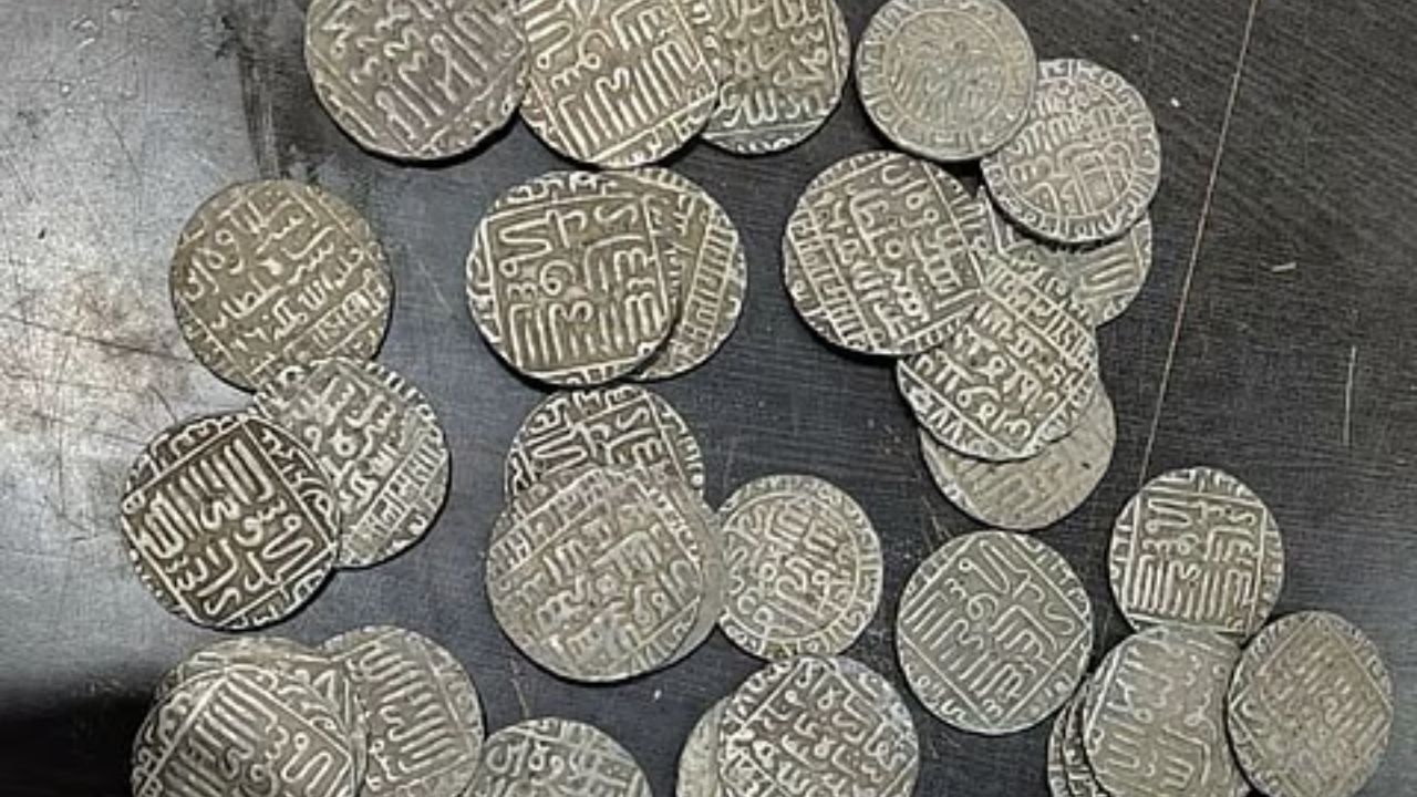 Sehore News: JCB चली और ज़मीन से निकले मुग़ल खजाने के चांदी के सिक्के, गांव में मचा हड़कंप