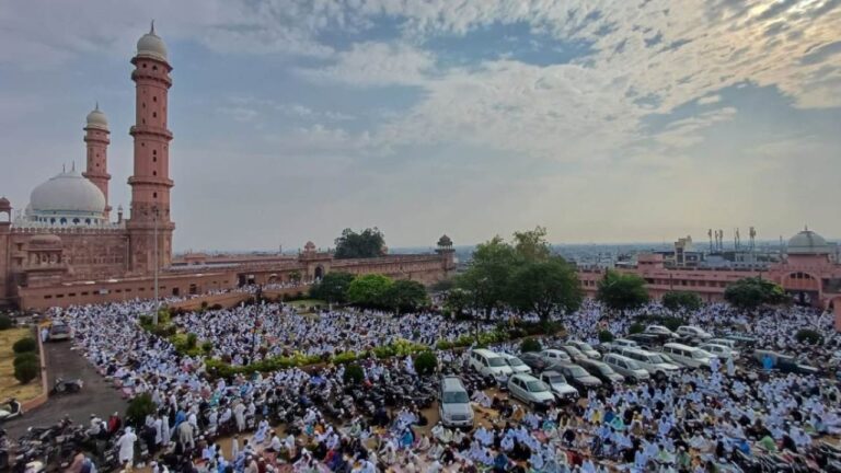 Eid-ul-Adha 2025: भोपाल में हजारों मुसलमानों ने देश और फिलिस्तीन की सलामती के लिए पढ़ी नमाज! बकरीद की सुबह का नजारा हुआ बेहद खास