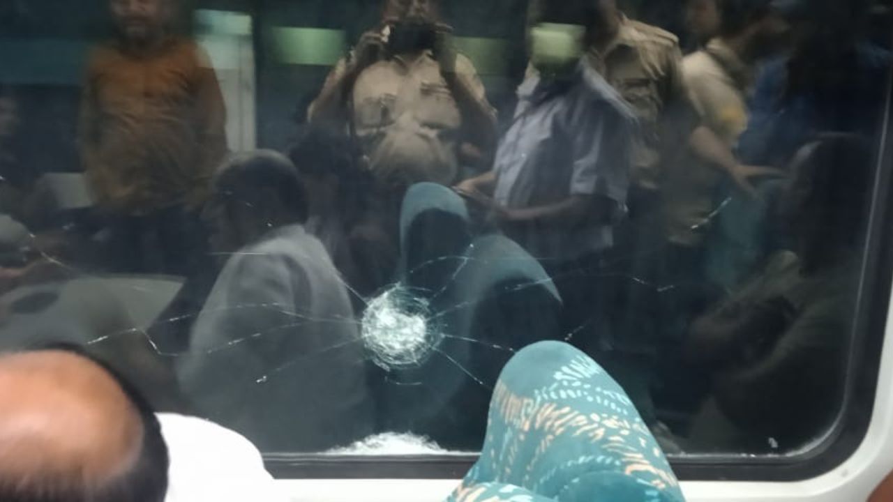 Madhya Pradesh में रेलवे पर हमला! राजधानी एक्सप्रेस की खिड़की चकनाचूर, भोपाल में यात्रियों की सांसें थमीं