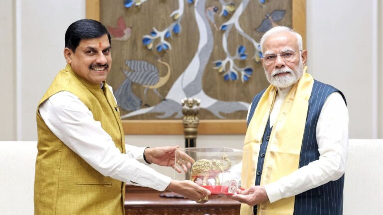 MP CM Meets PM Modi: डॉ. मोहन यादव पहुंचे दिल्ली, पीएम मोदी से मुलाकात में बोले—जनकल्याणकारी योजनाओं में स्वागत है आपका न्योता