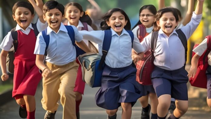 Bhopal News: निजी स्कूलों ने बढ़ाई छुट्टी, सरकारी स्कूलों में पसीने-पसीने बच्चे! कौन लेगा जिम्मेदारी?
