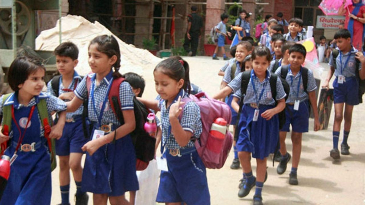 Bhopal News: निजी स्कूलों ने बढ़ाई छुट्टी, सरकारी स्कूलों में पसीने-पसीने बच्चे! कौन लेगा जिम्मेदारी?