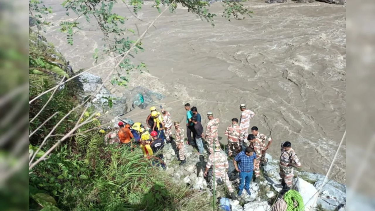 Rudraprayag Bus Accident: चारधाम यात्रा बना मातम का सफर, ट्रक की टक्कर ने बदरीनाथ जाने वाली बस को नदी में डुबोया