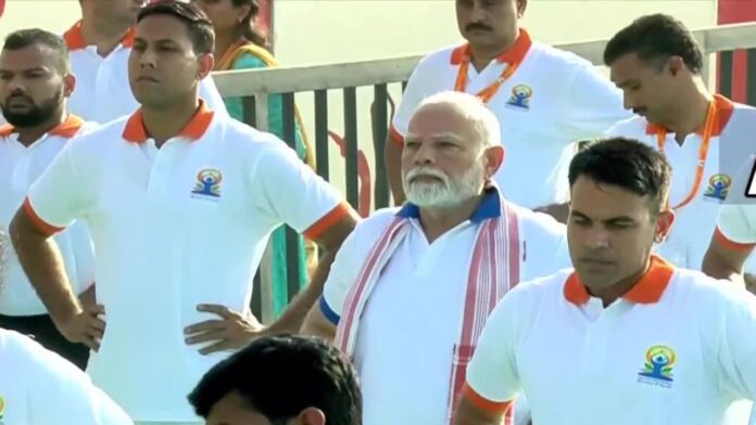 International Yoga Day: योग ही है शांति की चाबी! तनाव में डूबी दुनिया को पीएम मोदी ने दिखाया शांति का योगमार्ग