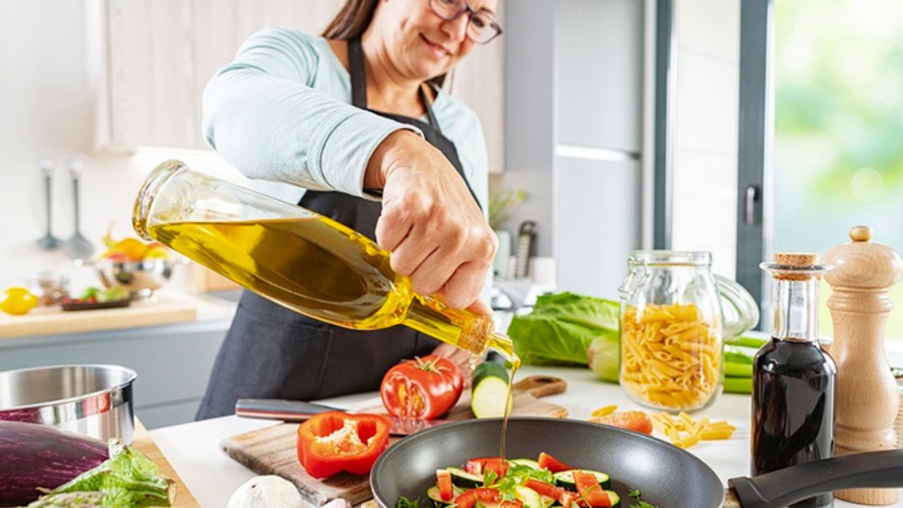 Health Tips: रोजाना के खाने में थोड़ा तेल घटाकर आप पा सकते हैं हेल्दी जीवन और कई गंभीर बीमारियों से छुटकारा