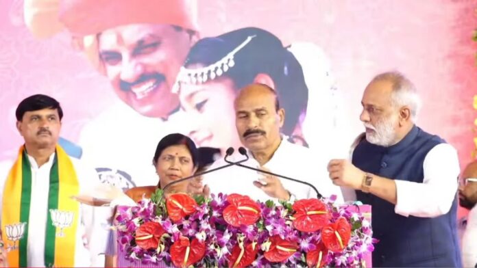 CM Mohan Yadav के मंच पर केंद्रीय मंत्री वीरेंद्र खटीक से कथित ‘असम्मान’, हाथ पकड़कर रोका संबोधन, नाराज होकर मंच से उतरे