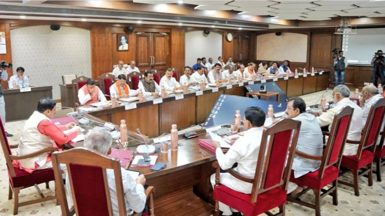 MP Cabinet Meeting: 9 साल बाद बड़ी सौगात, मध्यप्रदेश में कर्मचारियों को मिलेगा प्रमोशन, जानिए नई नीति में क्या है खास