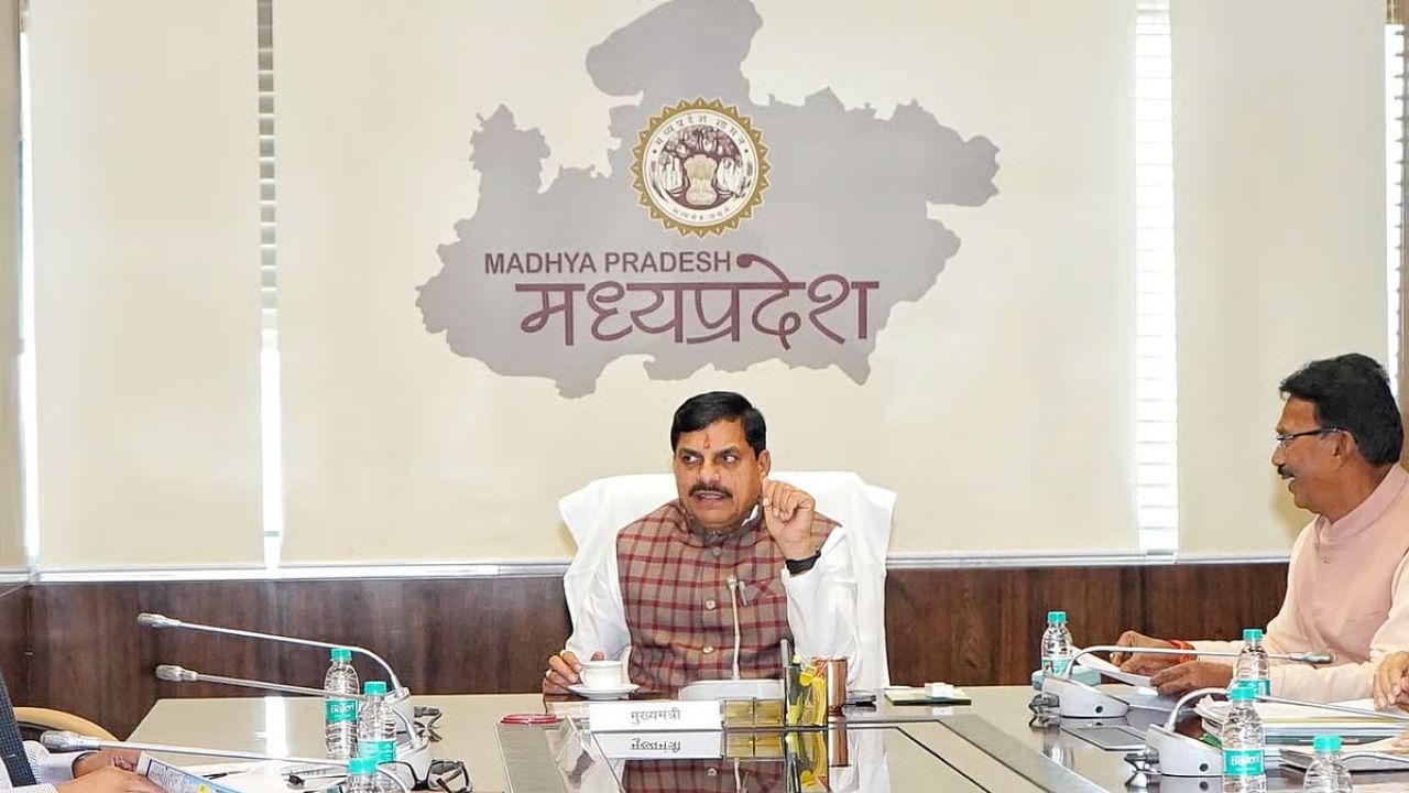 MP CM Business : दुबई। मध्यप्रदेश के मुख्यमंत्री डॉ. मोहन यादव इन दिनों 19 जुलाई तक के लिए दुबई और स्पेन की आधिकारिक यात्रा पर हैं। अपने दौरे के दूसरे दिन यानी 14 जुलाई को उन्होंने दुबई में भारतीय महावाणिज्य दूत से मुलाकात की। इस बैठक में भारत-यूएई के व्यापारिक हितों और द्विपक्षीय सहयोग को लेकर चर्चा हुई। मुख्यमंत्री डॉ. यादव ने यूएई के उद्यम जगत के साथ संबंध मजबूत करने की दिशा में कई अहम कदम उठाए