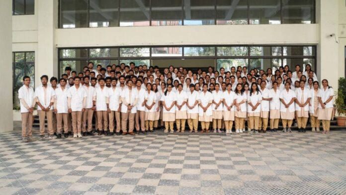 Rewa Medical College: रीवा के श्यामशाह मेडिकल कॉलेज की लगभग 80 नर्सिंग छात्राओं ने ENT विभाग के डॉक्टर मोहम्मद अशरफ पर यौन उत्पीड़न और अशोभनीय हरकतों के गंभीर आरोप लगाए हैं। छात्राओं का आरोप है कि डॉक्टर उनसे अभद्र भाषा का प्रयोग करता था और मानसिक रूप से प्रताड़ित करता था। इन खुलासों से कॉलेज प्रशासन में हड़कंप मच गया और छात्राओं की सुरक्षा को लेकर सवाल उठने लगे।