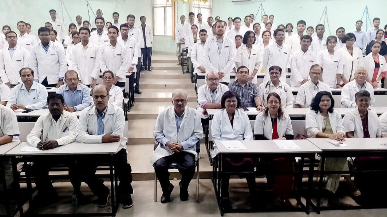 Rewa Medical College: रीवा के श्यामशाह मेडिकल कॉलेज की लगभग 80 नर्सिंग छात्राओं ने ENT विभाग के डॉक्टर मोहम्मद अशरफ पर यौन उत्पीड़न और अशोभनीय हरकतों के गंभीर आरोप लगाए हैं। छात्राओं का आरोप है कि डॉक्टर उनसे अभद्र भाषा का प्रयोग करता था और मानसिक रूप से प्रताड़ित करता था। इन खुलासों से कॉलेज प्रशासन में हड़कंप मच गया और छात्राओं की सुरक्षा को लेकर सवाल उठने लगे।