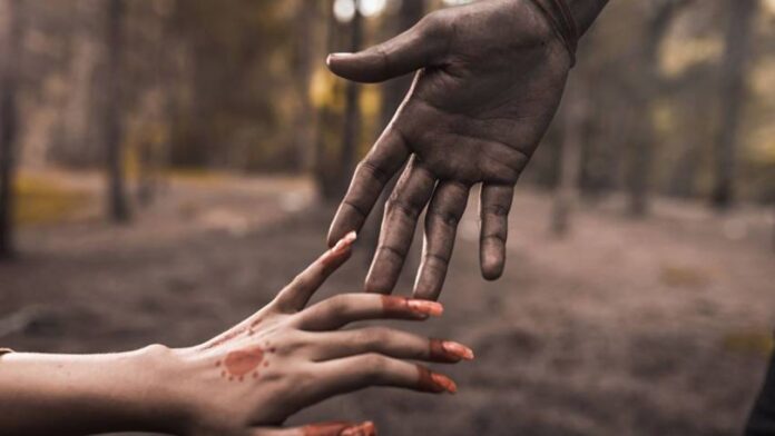 MP women crime: मध्यप्रदेश के दमोह जिले से एक दिल को झकझोर देने वाली घटना सामने आई है जहां एक 18 वर्षीय गर्भवती युवती के साथ उसके शादीशुदा प्रेमी और उसके एक साथी ने मिलकर न सिर्फ बलात्कार किया बल्कि उसे जान से मारने की नीयत से खाई में फेंक दिया। यह घटना जिले के सिंगरमपुर चौकी क्षेत्र के टेलन मार्ग की है जो मुख्यालय से करीब 50 किलोमीटर दूर है।