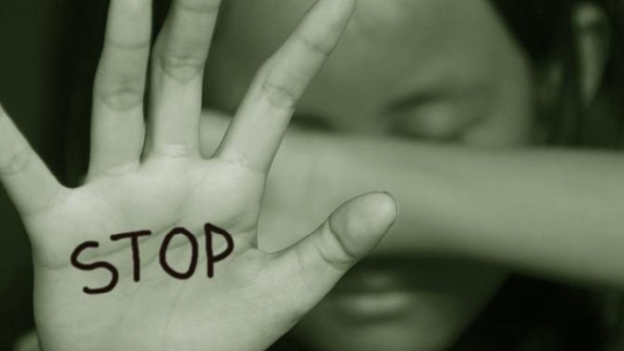 MP women crime: मध्यप्रदेश के दमोह जिले से एक दिल को झकझोर देने वाली घटना सामने आई है जहां एक 18 वर्षीय गर्भवती युवती के साथ उसके शादीशुदा प्रेमी और उसके एक साथी ने मिलकर न सिर्फ बलात्कार किया बल्कि उसे जान से मारने की नीयत से खाई में फेंक दिया। यह घटना जिले के सिंगरमपुर चौकी क्षेत्र के टेलन मार्ग की है जो मुख्यालय से करीब 50 किलोमीटर दूर है।