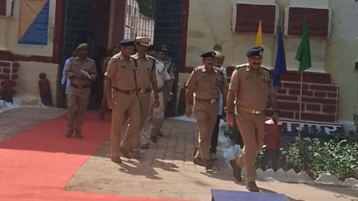 Alirajpur police incident: मध्यप्रदेश के अलीराजपुर जिले से एक सनसनीखेज मामला सामने आया है। यहां कांग्रेस विधायक सेना पटेल के बेटे पुष्पराज सिंह पर आरोप है कि उसने ड्यूटी पर तैनात पुलिसकर्मियों को अपनी तेज रफ्तार SUV कार से कुचलने की कोशिश की। इस घटना का CCTV फुटेज भी सामने आया है जो सोशल मीडिया पर तेजी से वायरल हो रहा है।