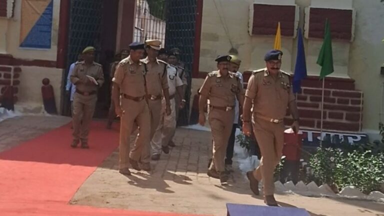 Alirajpur police incident: मध्यप्रदेश के अलीराजपुर जिले से एक सनसनीखेज मामला सामने आया है। यहां कांग्रेस विधायक सेना पटेल के बेटे पुष्पराज सिंह पर आरोप है कि उसने ड्यूटी पर तैनात पुलिसकर्मियों को अपनी तेज रफ्तार SUV कार से कुचलने की कोशिश की। इस घटना का CCTV फुटेज भी सामने आया है जो सोशल मीडिया पर तेजी से वायरल हो रहा है।