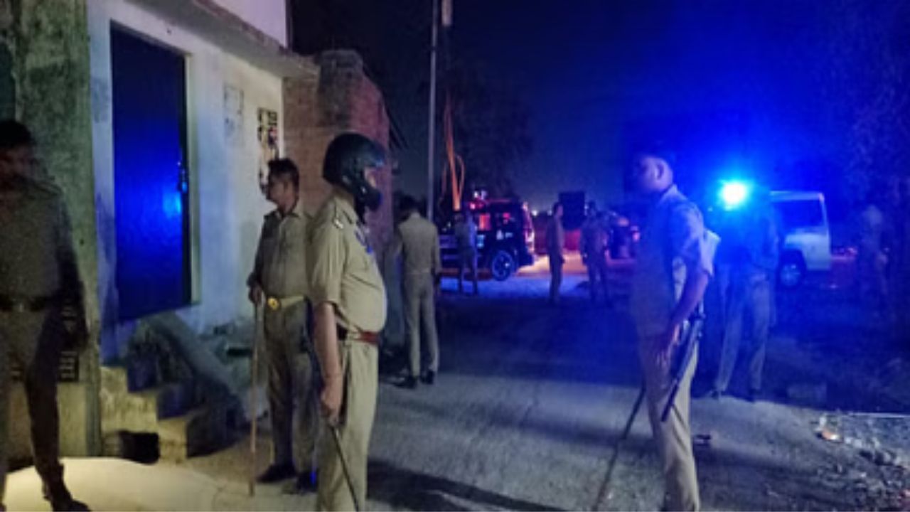 Alirajpur police incident: मध्यप्रदेश के अलीराजपुर जिले से एक सनसनीखेज मामला सामने आया है। यहां कांग्रेस विधायक सेना पटेल के बेटे पुष्पराज सिंह पर आरोप है कि उसने ड्यूटी पर तैनात पुलिसकर्मियों को अपनी तेज रफ्तार SUV कार से कुचलने की कोशिश की। इस घटना का CCTV फुटेज भी सामने आया है जो सोशल मीडिया पर तेजी से वायरल हो रहा है।