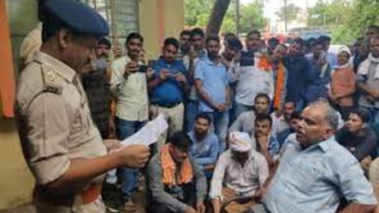 MP education officer assaulted: मध्यप्रदेश के भिंड जिले में फिर से एक थप्पड़ कांड ने तूल पकड़ लिया है। तीन महीने पहले परीक्षा में नकल के आरोप में छात्र को कलेक्टर द्वारा थप्पड़ मारने का मामला अभी थमा भी नहीं था कि अब इसी जिले के मेहगांव ब्लॉक में बीईओ (BEO) राजवीर शर्मा को भाजपा मंडल अध्यक्ष नीरज शर्मा द्वारा थप्पड़ मारने का गंभीर आरोप सामने आया है।