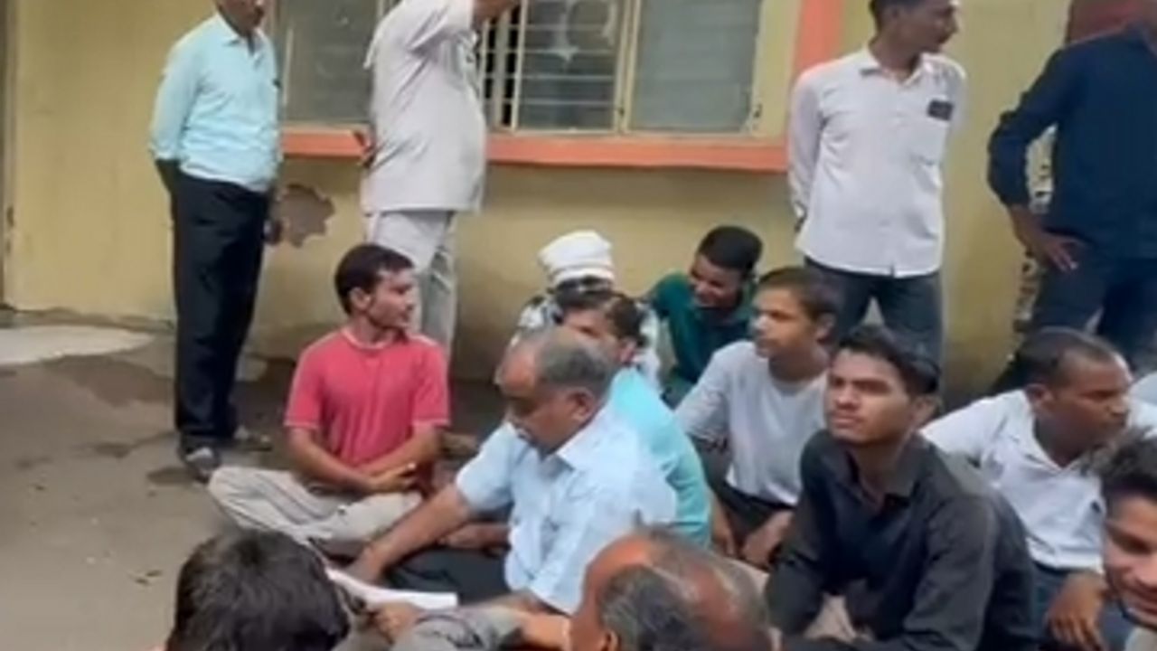 MP education officer assaulted: मध्यप्रदेश के भिंड जिले में फिर से एक थप्पड़ कांड ने तूल पकड़ लिया है। तीन महीने पहले परीक्षा में नकल के आरोप में छात्र को कलेक्टर द्वारा थप्पड़ मारने का मामला अभी थमा भी नहीं था कि अब इसी जिले के मेहगांव ब्लॉक में बीईओ (BEO) राजवीर शर्मा को भाजपा मंडल अध्यक्ष नीरज शर्मा द्वारा थप्पड़ मारने का गंभीर आरोप सामने आया है।