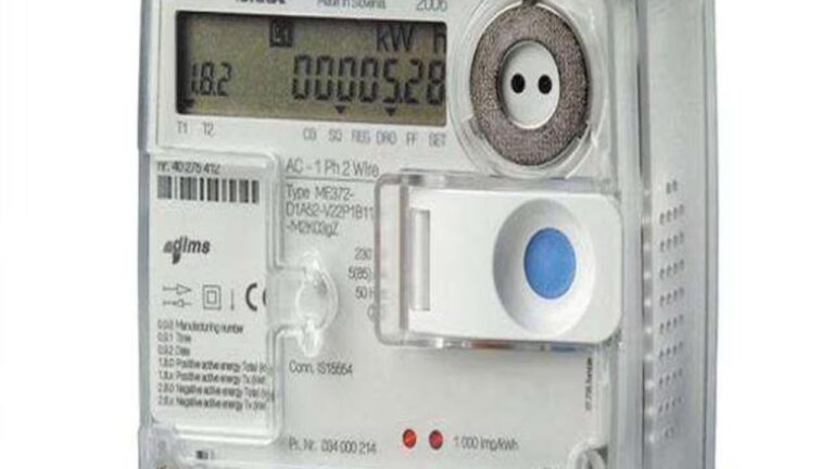 MP smart meter scam: मध्यप्रदेश में बिजली विभाग द्वारा लगाए जा रहे स्मार्ट मीटर अब लोगों के लिए सुविधा नहीं, बल्कि सिरदर्द बनते जा रहे हैं। जहां पहले लोगों का बिजली बिल ₹200 से ₹500 आता था, वहीं अब वही उपभोक्ता ₹5,000 से ₹15,000 तक के भारी-भरकम बिल मिलने की शिकायत कर रहे हैं। यह स्थिति सिर्फ भोपाल तक सीमित नहीं है, बल्कि सीहोर, बुरहानपुर, विदिशा और सागर तक लोगों में असंतोष फैल चुका है।