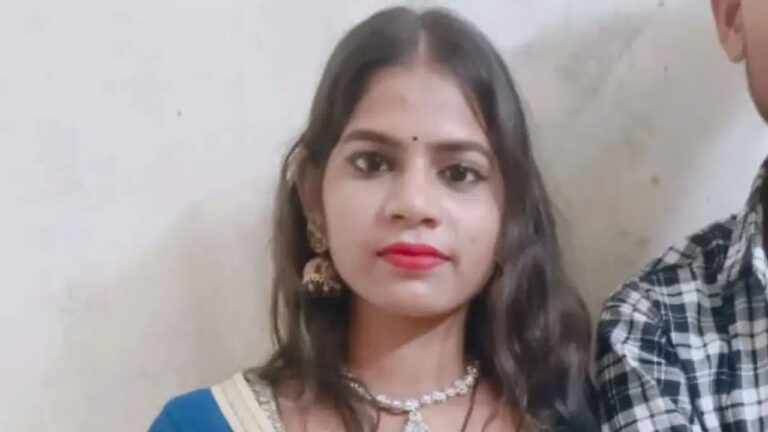 MP Crime Against Women: रोज़ाना छेड़खानी का शिकार थी रानी  ग्वालियर ज़िले के गंगा मलनपुर गांव में शनिवार को दिल दहला देने वाली घटना सामने आई। 24 वर्षीय रानी कुशवाहा, जो एक आंगनवाड़ी केंद्र में कार्यरत थीं, ने छेड़खानी से तंग आकर अपने घर में फांसी लगाकर आत्महत्या कर ली। परिजनों के अनुसार, गांव का ही मनोज कुशवाहा नामक युवक पिछले छह महीने से रानी को रोज़ आते-जाते छेड़ता था और अश्लील टिप्पणियां करता था। इस मानसिक प्रताड़ना की वजह से रानी डिप्रेशन में चली गई थी।