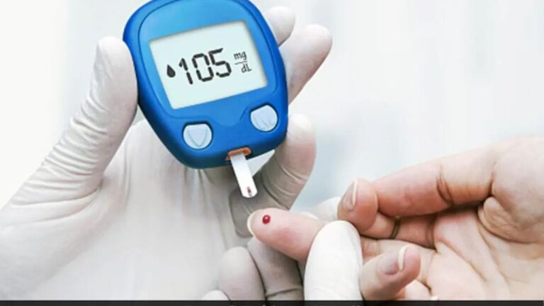 Fasting risks in diabetes: डायबिटीज़ यानी मधुमेह एक ऐसी स्थिति है जिसमें शरीर का ब्लड शुगर लेवल अनियमित हो जाता है। ऐसे में बहुत से लोग सोचते हैं कि उपवास से शुगर कंट्रोल हो सकती है। वहीं कुछ लोग डरते हैं कि लंबे समय तक भूखे रहने से कमजोरी, चक्कर या ब्लड शुगर बहुत नीचे गिर सकता है। तो आखिर सच्चाई क्या है? क्या डायबिटीज़ के मरीज उपवास कर सकते हैं या नहीं, यह जानना बेहद ज़रूरी है