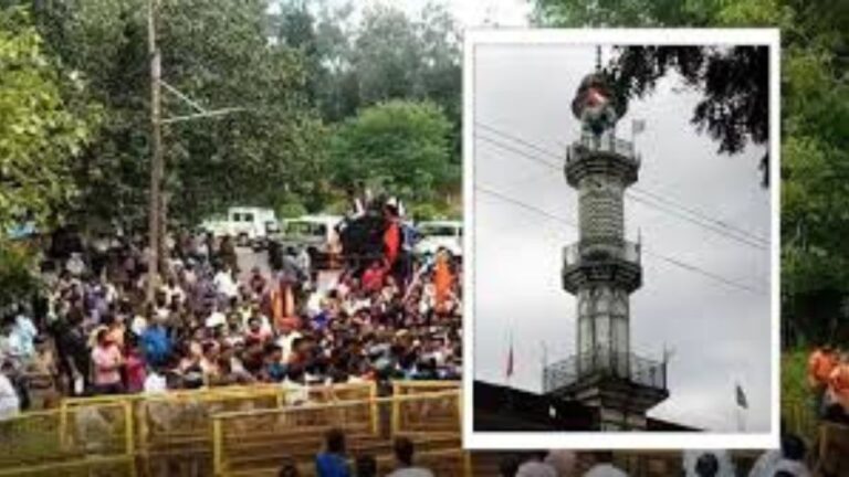 Jabalpur Temple Land Row: जबलपुर के मादई इलाके में स्थित एक मस्जिद को लेकर भूमि विवाद एक बार फिर गरमा गया है। विश्व हिंदू परिषद (VHP) और बजरंग दल (BD) ने आरोप लगाया है कि यह मस्जिद बल गायत्री मंदिर की ज़मीन (खसरा नंबर 169) पर अवैध रूप से बनाई गई है। इस मुद्दे पर विरोध जताते हुए हिंदू संगठनों ने 16 जुलाई को जबलपुर बंद का ऐलान कर दिया है।