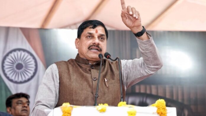 MP CM Business : दुबई। मध्यप्रदेश के मुख्यमंत्री डॉ. मोहन यादव इन दिनों 19 जुलाई तक के लिए दुबई और स्पेन की आधिकारिक यात्रा पर हैं। अपने दौरे के दूसरे दिन यानी 14 जुलाई को उन्होंने दुबई में भारतीय महावाणिज्य दूत से मुलाकात की। इस बैठक में भारत-यूएई के व्यापारिक हितों और द्विपक्षीय सहयोग को लेकर चर्चा हुई। मुख्यमंत्री डॉ. यादव ने यूएई के उद्यम जगत के साथ संबंध मजबूत करने की दिशा में कई अहम कदम उठाए