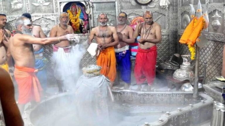 Baba Mahakal Aarti: श्रद्धा की लहर में डूबा उज्जैन में सावन के पहले सोमवार को उज्जैन स्थित विश्व प्रसिद्ध श्री महाकालेश्वर मंदिर में श्रद्धा की ऐसी बाढ़ आई कि मंदिर के बाहर आधी रात से ही हजारों भक्तों की लाइन लग गई। बाबा महाकाल को सुबह 2:30 बजे विशेष रूप से जगाया गया और पंचामृत से भव्य अभिषेक कर उनका श्रृंगार किया गया। इसके बाद शुभ आरंभ हुआ प्रसिद्ध भस्म आरती का।