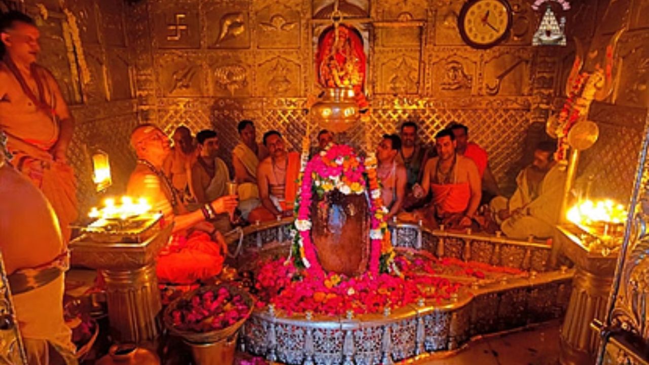 Baba Mahakal Aarti: श्रद्धा की लहर में डूबा उज्जैन में सावन के पहले सोमवार को उज्जैन स्थित विश्व प्रसिद्ध श्री महाकालेश्वर मंदिर में श्रद्धा की ऐसी बाढ़ आई कि मंदिर के बाहर आधी रात से ही हजारों भक्तों की लाइन लग गई। बाबा महाकाल को सुबह 2:30 बजे विशेष रूप से जगाया गया और पंचामृत से भव्य अभिषेक कर उनका श्रृंगार किया गया। इसके बाद शुभ आरंभ हुआ प्रसिद्ध भस्म आरती का।