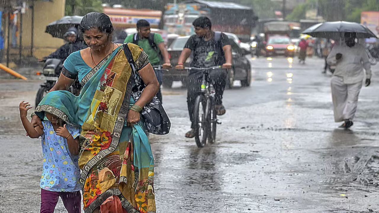 MP Weather: मध्यप्रदेश में भारी बारिश का कहर! 19 ज़िलों में रेड अलर्ट, कई इलाकों में बाढ़ जैसे हालात