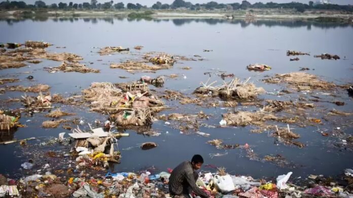 Delhi News: 4000 गुना ज़्यादा बैक्टीरिया! यमुना में डुबकी अब ख़तरे से खाली नहीं