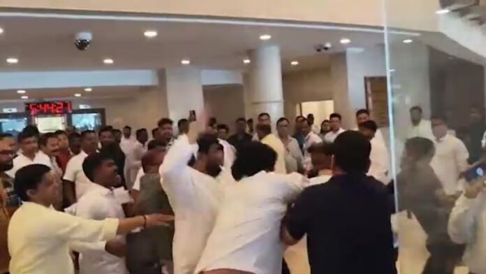 Mumbai Vidhan Bhavan: महाराष्ट्र की राजनीति में मचा बवाल! विधान भवन में मारपीट का मामला, पत्रकार पर हाथ उठाया तो मच गई खलबली