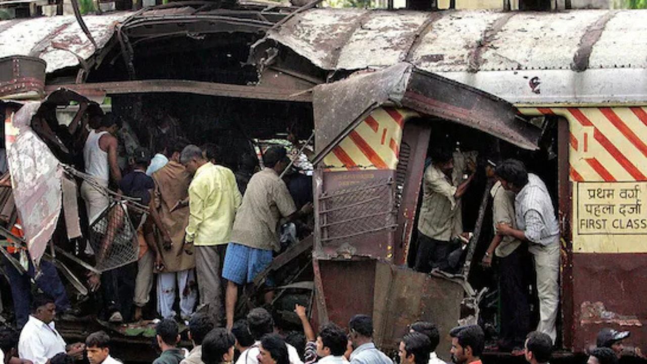 Mumbai Local Train Blast Case: हाईकोर्ट का चौंकाने वाला फैसला! 12 में से 11 आरोपी बरी, दोषी नहीं थे आरोपी