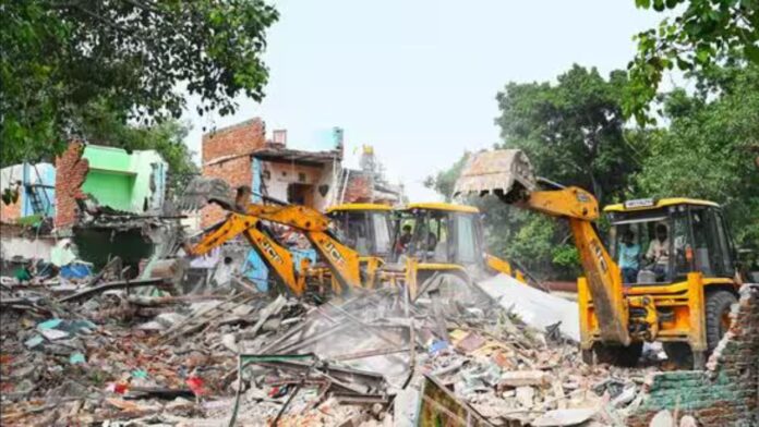 Delhi Demolition: दिल्ली में झुग्गियों पर चला बुलडोजर! सरकार ने दी विस्थापन और पुनर्वास पर सफाई