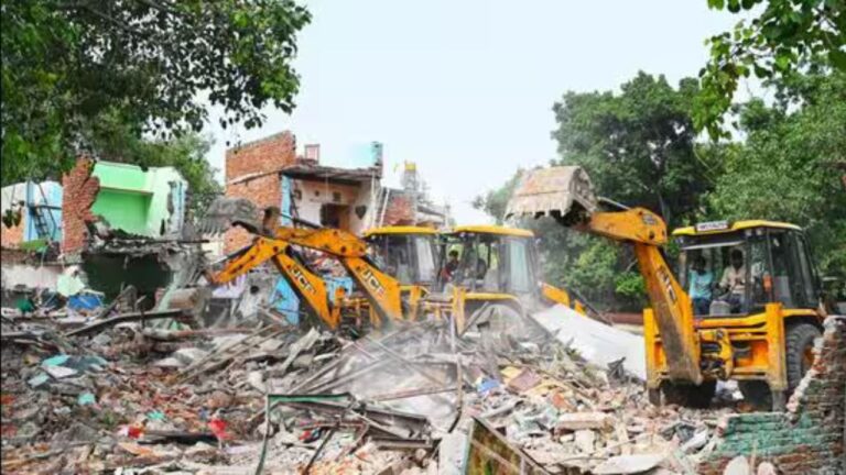 Delhi Demolition: दिल्ली में झुग्गियों पर चला बुलडोजर! सरकार ने दी विस्थापन और पुनर्वास पर सफाई